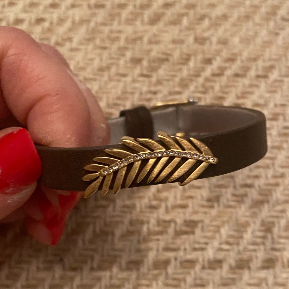 Leather leaf bracelet with slide clasp